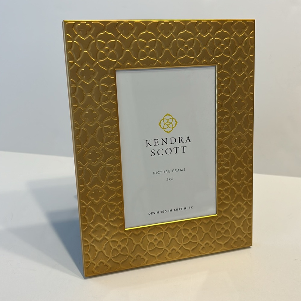 Kendra Scott 4” x 6” Gold Stamped Metal Filigree Picture Frame Velvet Easel
